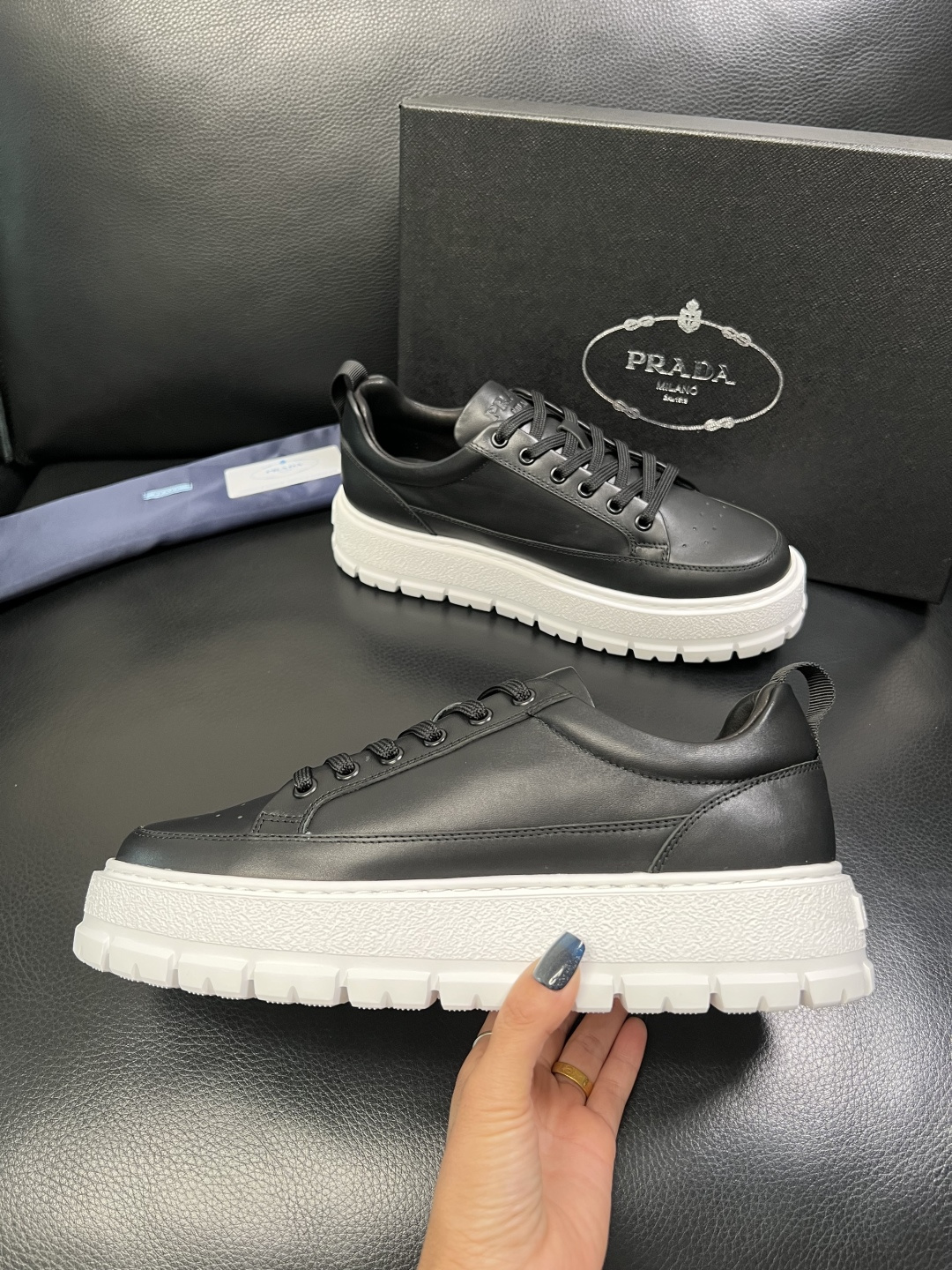 Prada 顶级工艺品，普拉达 专柜同步，原厂配置意大利进口牛皮面料，进口牛皮内里垫，透气舒适，鞋底：原