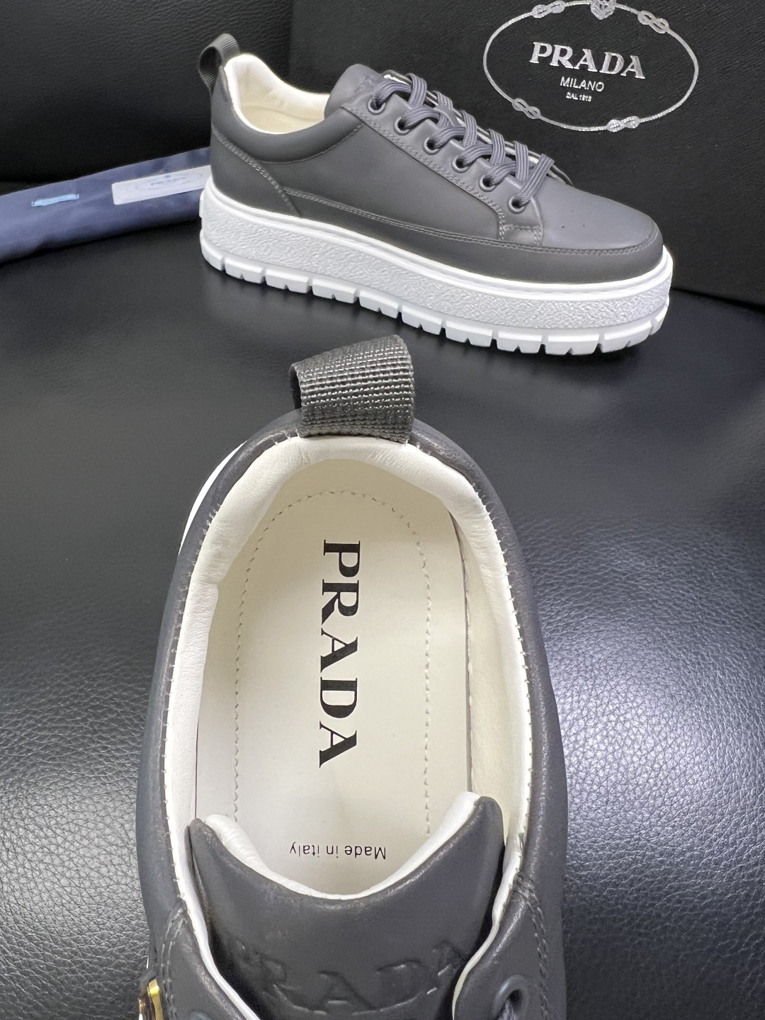 Prada 顶级工艺品，普拉达 专柜同步，原厂配置意大利进口牛皮面料，进口牛皮内里垫，透气舒适，鞋底：原