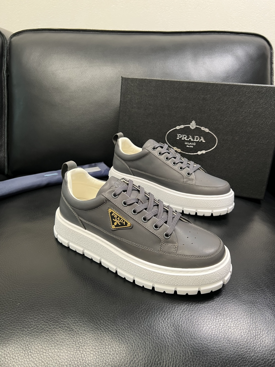 Prada 顶级工艺品，普拉达 专柜同步，原厂配置意大利进口牛皮面料，进口牛皮内里垫，透气舒适，鞋底：原