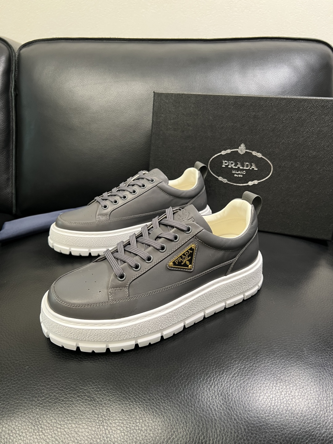 Prada 顶级工艺品，普拉达 专柜同步，原厂配置意大利进口牛皮面料，进口牛皮内里垫，透气舒适，鞋底：原