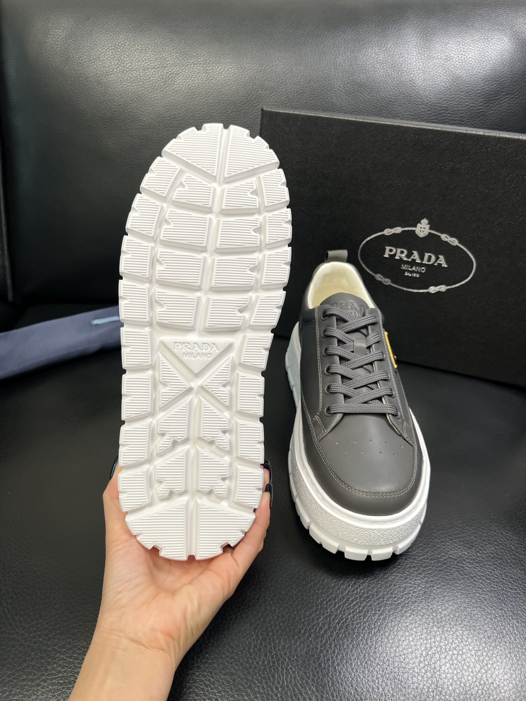 Prada 顶级工艺品，普拉达 专柜同步，原厂配置意大利进口牛皮面料，进口牛皮内里垫，透气舒适，鞋底：原