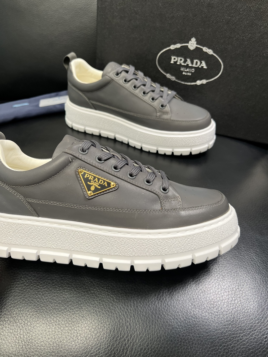 Prada 顶级工艺品，普拉达 专柜同步，原厂配置意大利进口牛皮面料，进口牛皮内里垫，透气舒适，鞋底：原