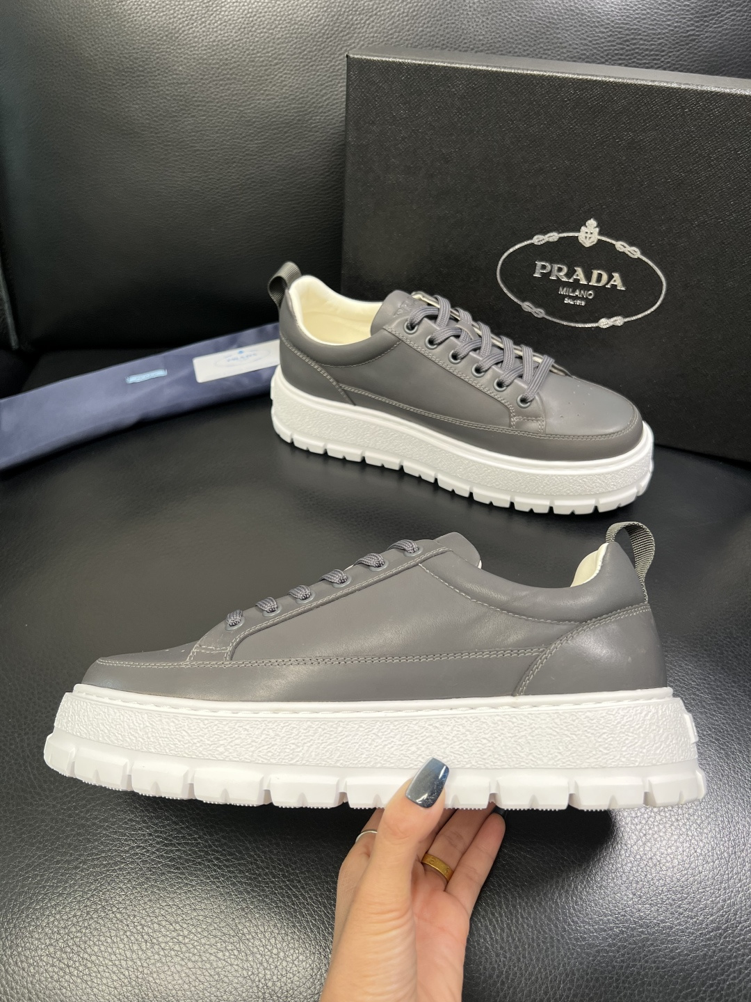 Prada 顶级工艺品，普拉达 专柜同步，原厂配置意大利进口牛皮面料，进口牛皮内里垫，透气舒适，鞋底：原