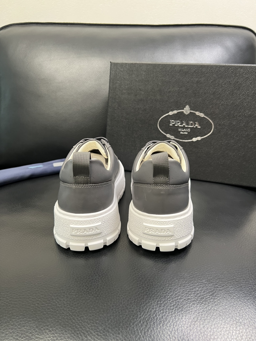 Prada 顶级工艺品，普拉达 专柜同步，原厂配置意大利进口牛皮面料，进口牛皮内里垫，透气舒适，鞋底：原