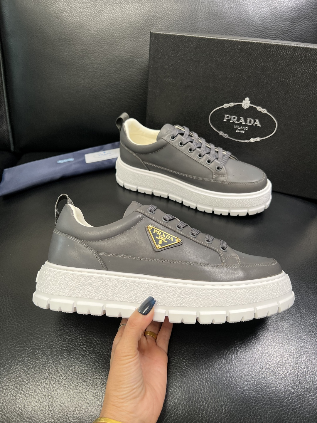 Prada 顶级工艺品，普拉达 专柜同步，原厂配置意大利进口牛皮面料，进口牛皮内里垫，透气舒适，鞋底：原