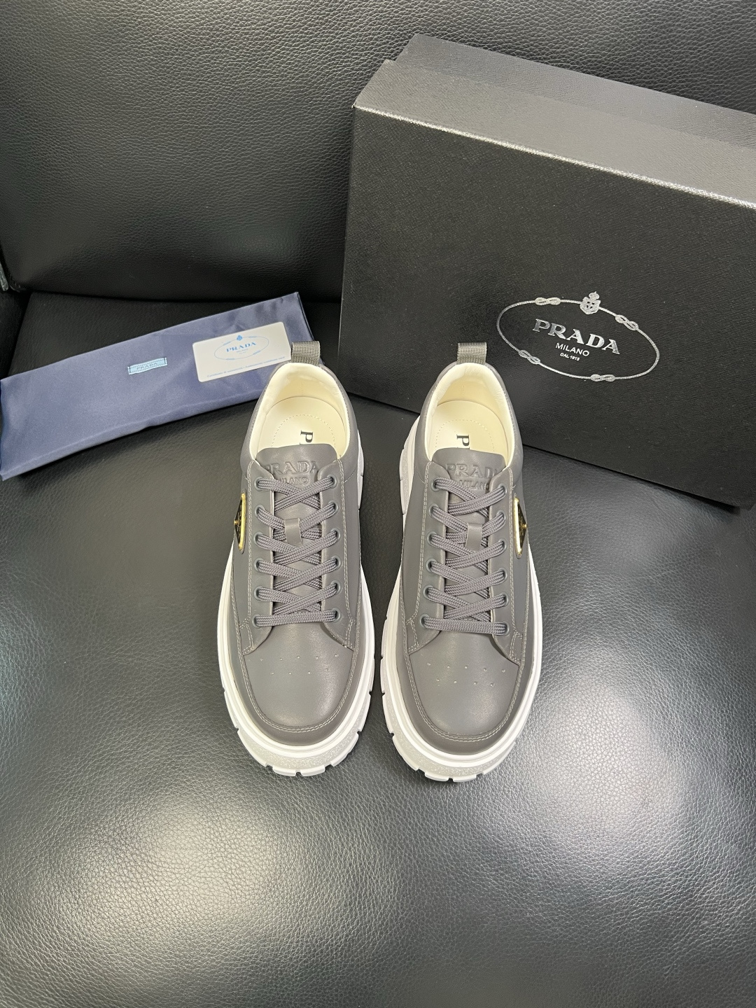 Prada 顶级工艺品，普拉达 专柜同步，原厂配置意大利进口牛皮面料，进口牛皮内里垫，透气舒适，鞋底：原