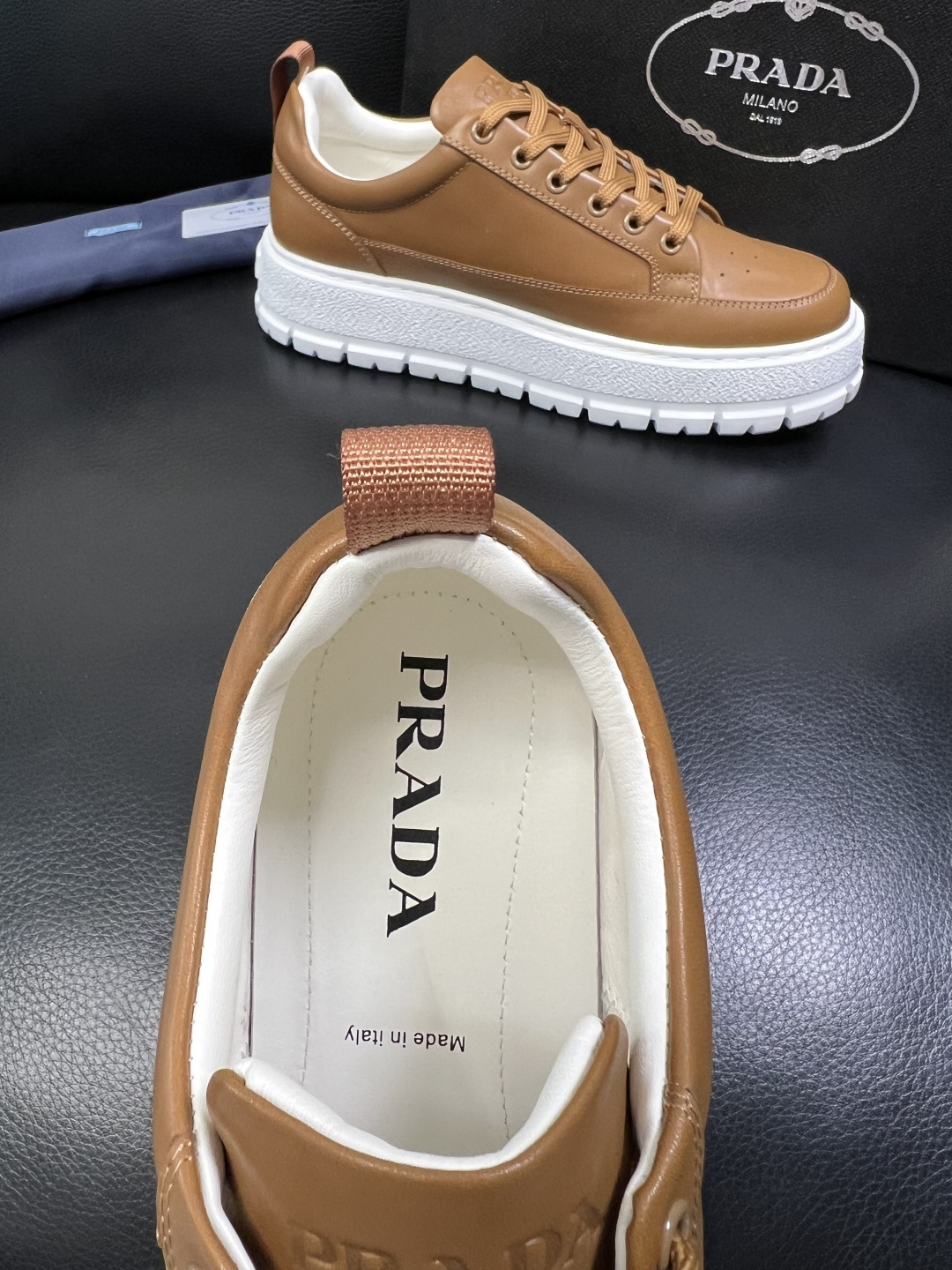 Prada 顶级工艺品，普拉达 专柜同步，原厂配置意大利进口牛皮面料，进口牛皮内里垫，透气舒适，鞋底：原