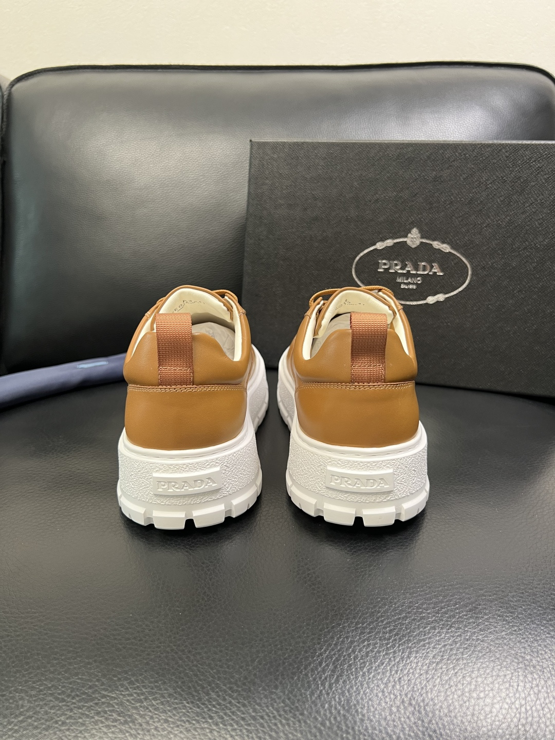 Prada 顶级工艺品，普拉达 专柜同步，原厂配置意大利进口牛皮面料，进口牛皮内里垫，透气舒适，鞋底：原