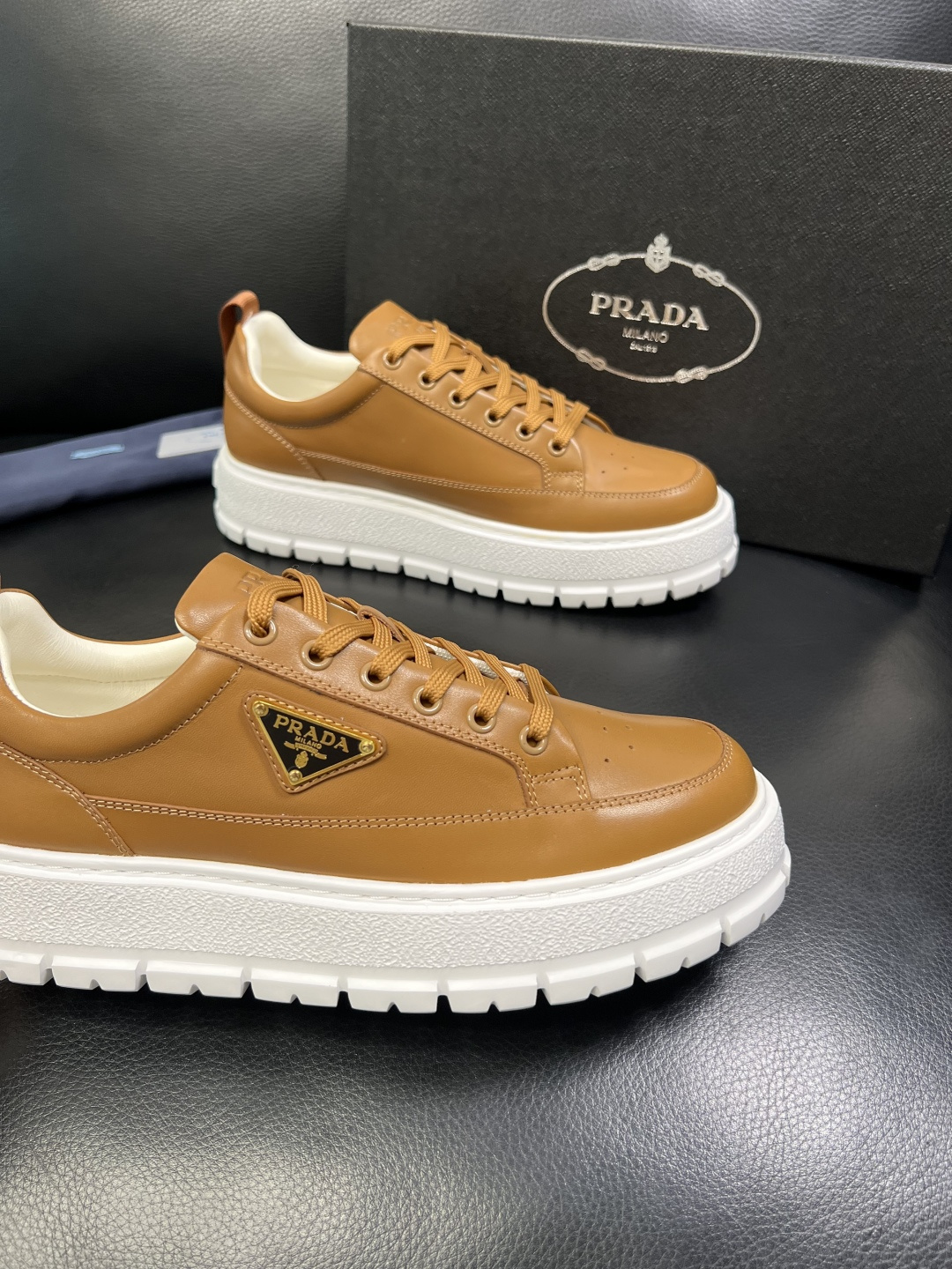 Prada 顶级工艺品，普拉达 专柜同步，原厂配置意大利进口牛皮面料，进口牛皮内里垫，透气舒适，鞋底：原