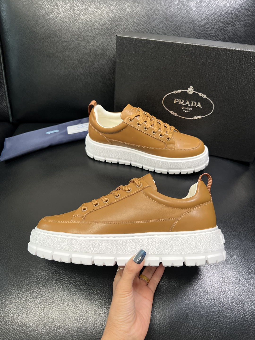 Prada 顶级工艺品，普拉达 专柜同步，原厂配置意大利进口牛皮面料，进口牛皮内里垫，透气舒适，鞋底：原