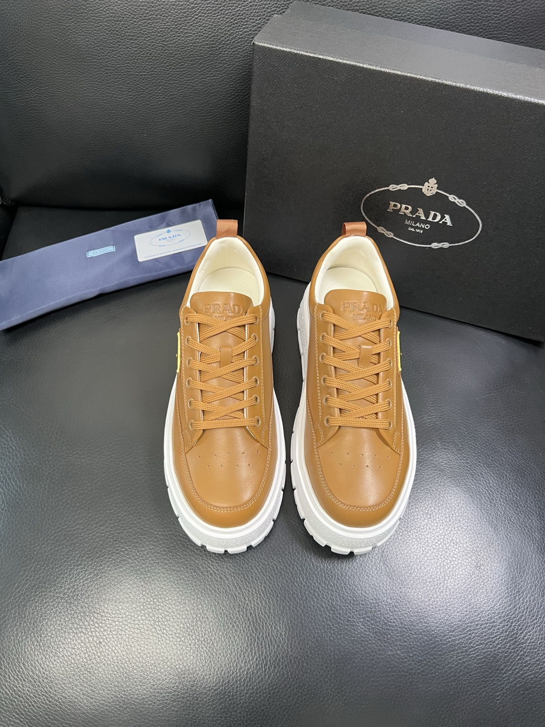 Prada 顶级工艺品，普拉达 专柜同步，原厂配置意大利进口牛皮面料，进口牛皮内里垫，透气舒适，鞋底：原