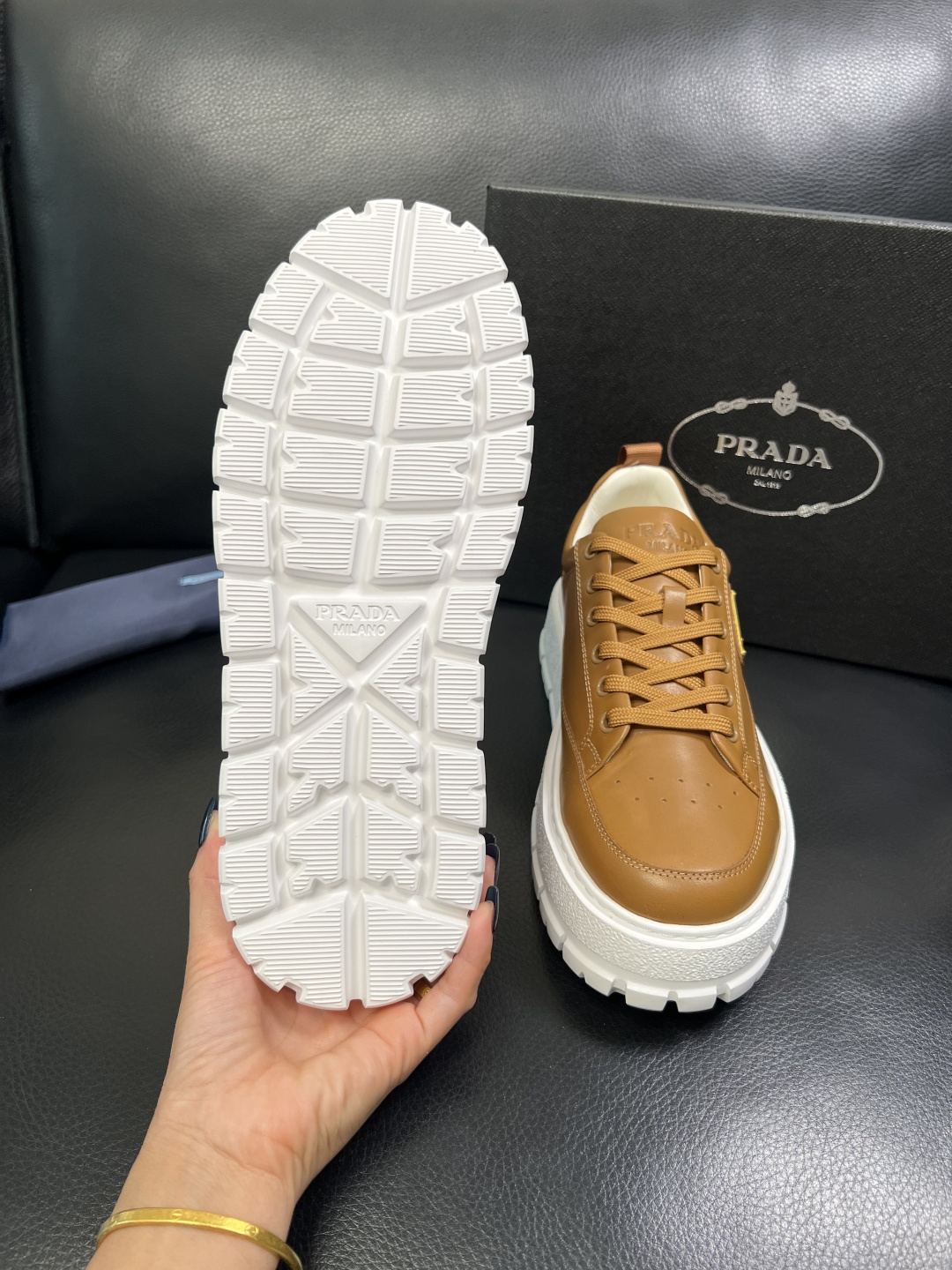 Prada 顶级工艺品，普拉达 专柜同步，原厂配置意大利进口牛皮面料，进口牛皮内里垫，透气舒适，鞋底：原