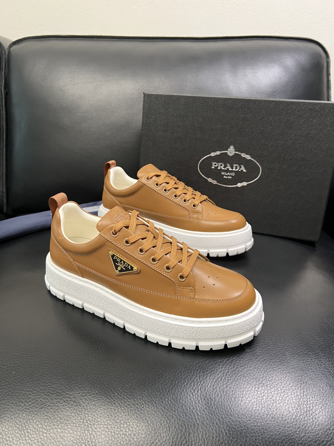 Prada 顶级工艺品，普拉达 专柜同步，原厂配置意大利进口牛皮面料，进口牛皮内里垫，透气舒适，鞋底：原