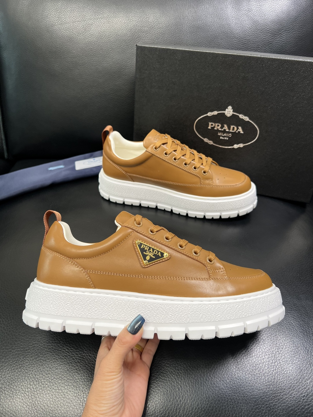 Prada 顶级工艺品，普拉达 专柜同步，原厂配置意大利进口牛皮面料，进口牛皮内里垫，透气舒适，鞋底：原