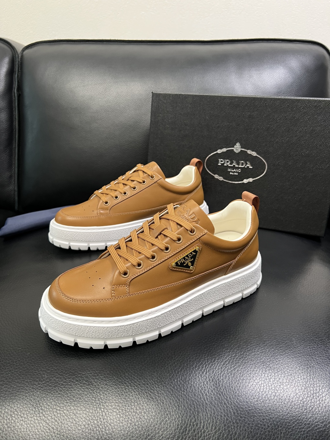 Prada 顶级工艺品，普拉达 专柜同步，原厂配置意大利进口牛皮面料，进口牛皮内里垫，透气舒适，鞋底：原