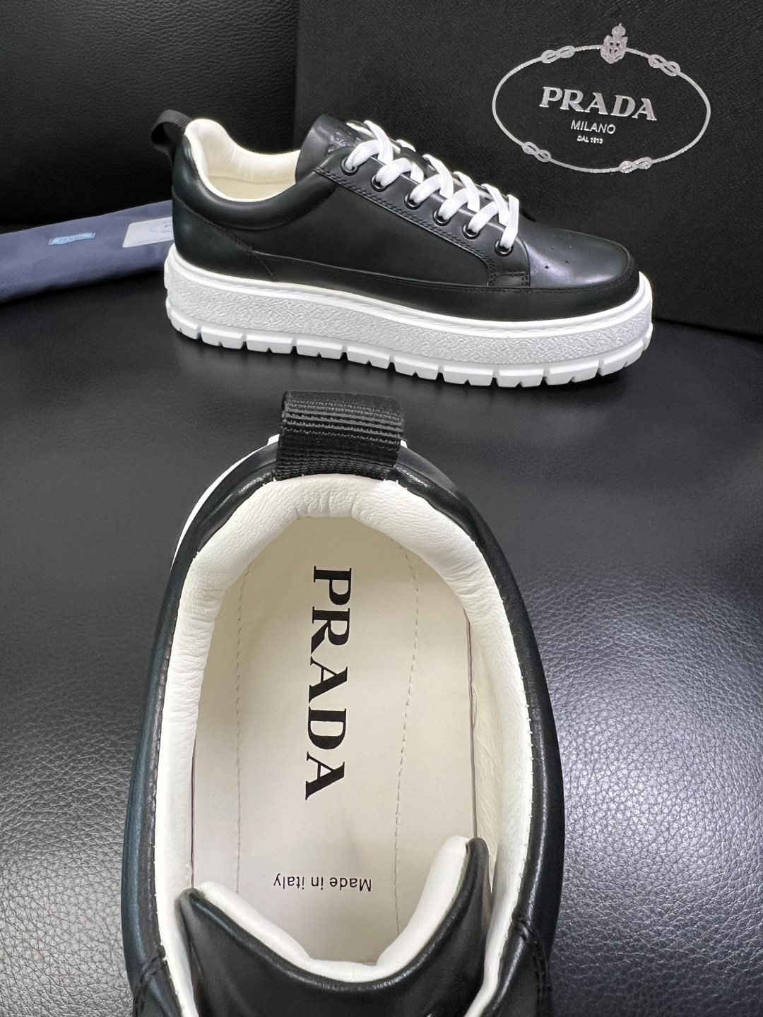 Prada 顶级工艺品，普拉达 专柜同步，原厂配置意大利进口牛皮面料，进口牛皮内里垫，透气舒适，鞋底：原