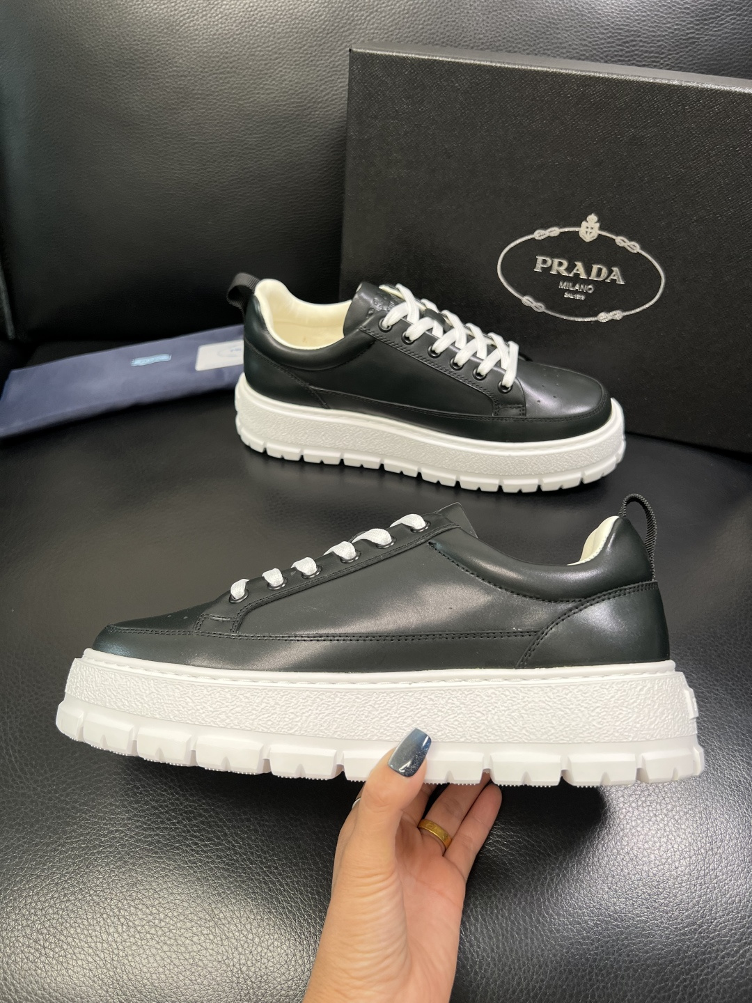 Prada 顶级工艺品，普拉达 专柜同步，原厂配置意大利进口牛皮面料，进口牛皮内里垫，透气舒适，鞋底：原