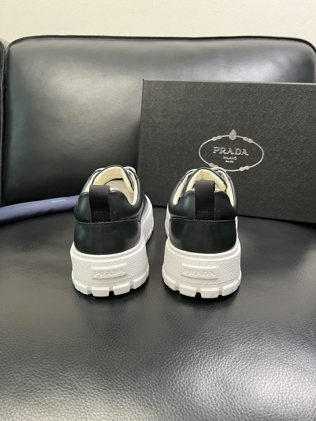 Prada 顶级工艺品，普拉达 专柜同步，原厂配置意大利进口牛皮面料，进口牛皮内里垫，透气舒适，鞋底：原