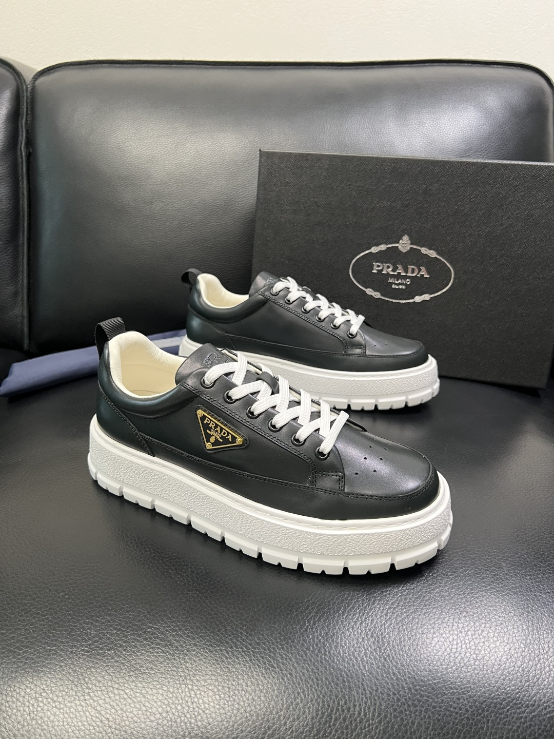 Prada 顶级工艺品，普拉达 专柜同步，原厂配置意大利进口牛皮面料，进口牛皮内里垫，透气舒适，鞋底：原