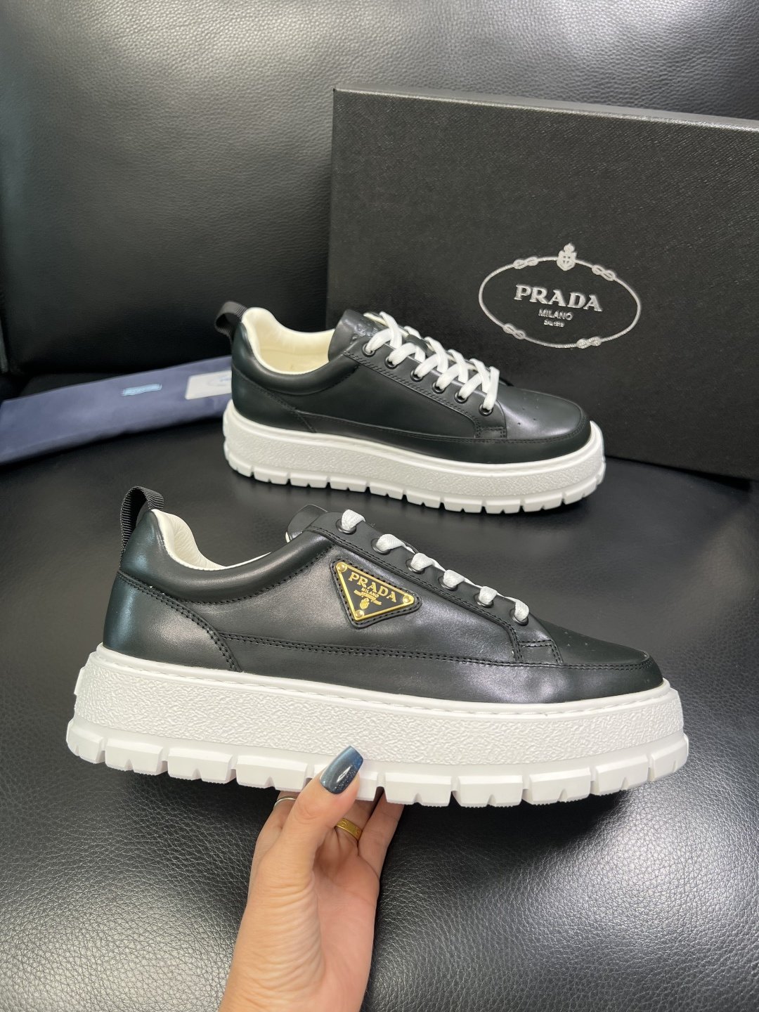 Prada 顶级工艺品，普拉达 专柜同步，原厂配置意大利进口牛皮面料，进口牛皮内里垫，透气舒适，鞋底：原