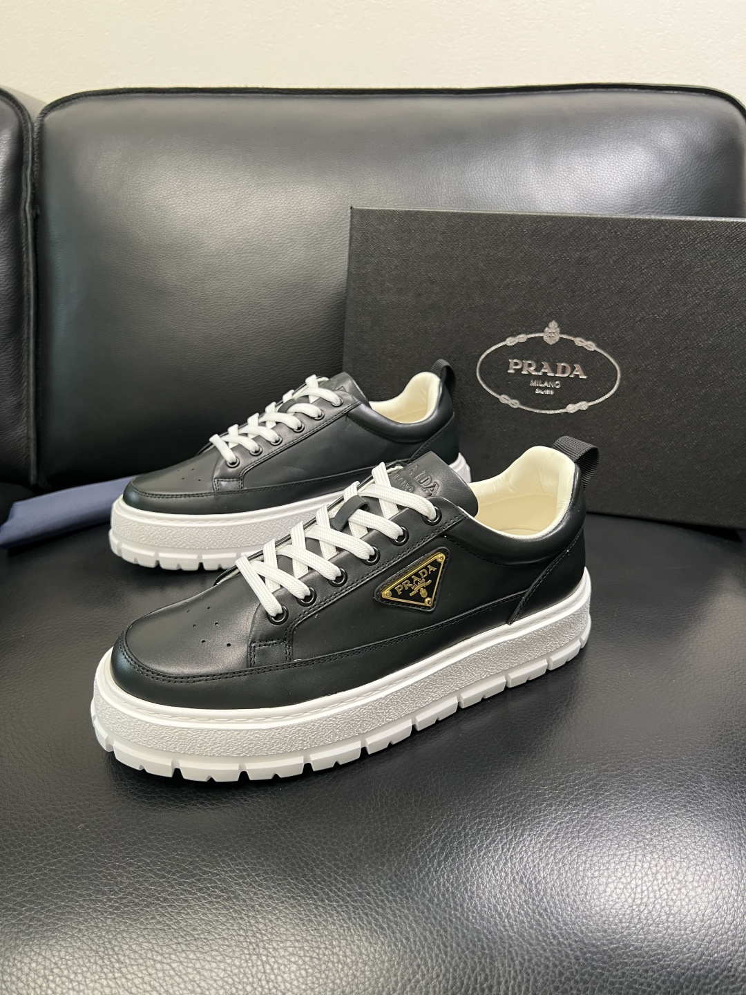 Prada 顶级工艺品，普拉达 专柜同步，原厂配置意大利进口牛皮面料，进口牛皮内里垫，透气舒适，鞋底：原