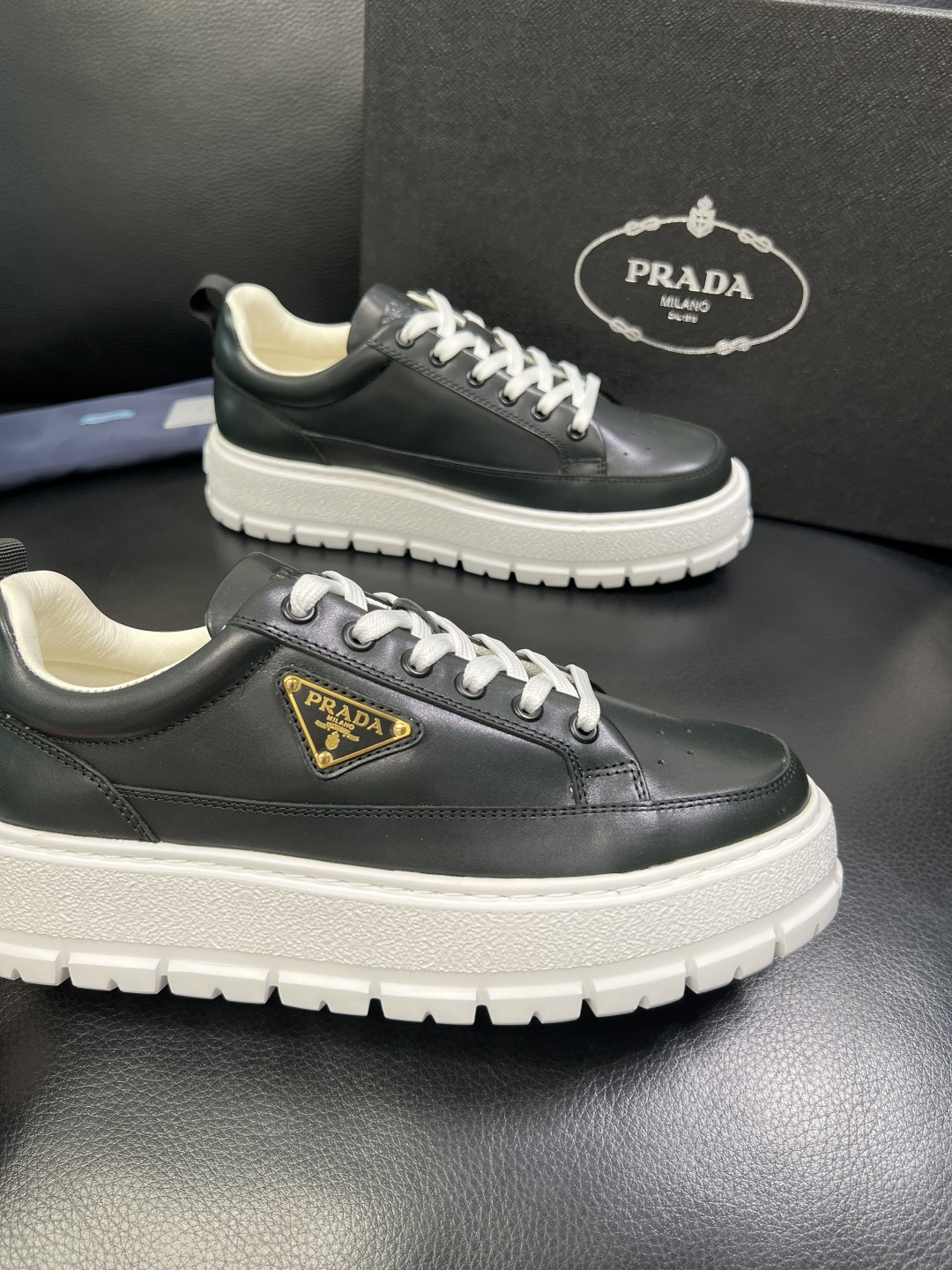 Prada 顶级工艺品，普拉达 专柜同步，原厂配置意大利进口牛皮面料，进口牛皮内里垫，透气舒适，鞋底：原
