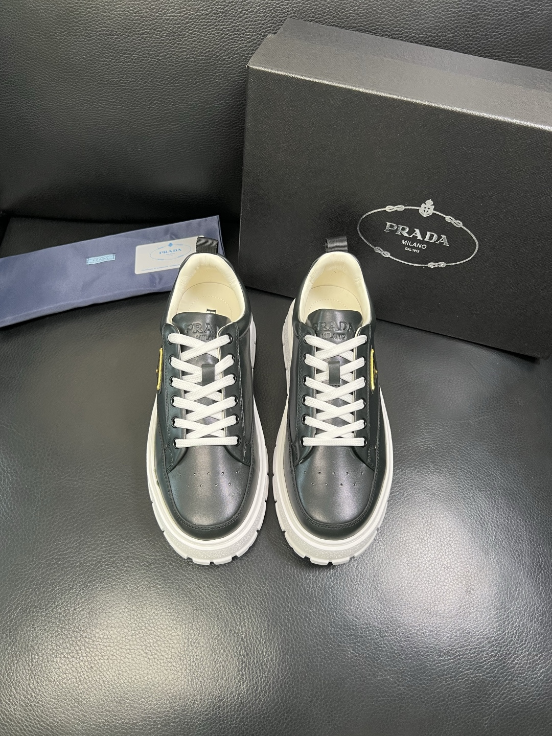 Prada 顶级工艺品，普拉达 专柜同步，原厂配置意大利进口牛皮面料，进口牛皮内里垫，透气舒适，鞋底：原