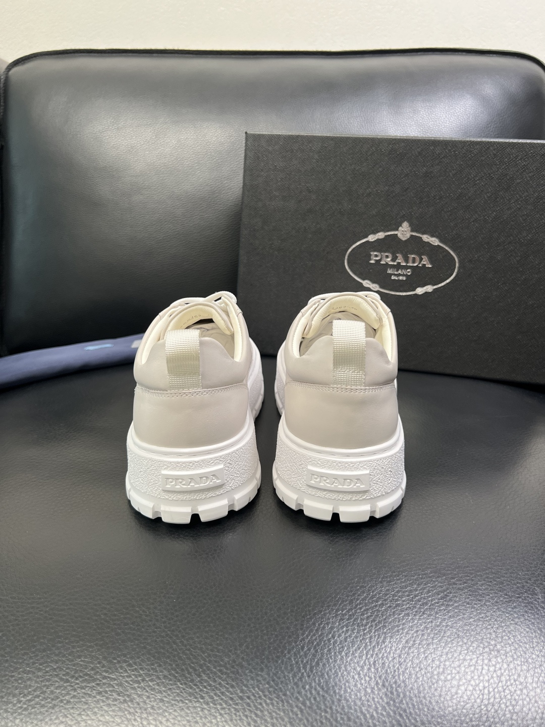 Prada 顶级工艺品，普拉达 专柜同步，原厂配置意大利进口牛皮面料，进口牛皮内里垫，透气舒适，鞋底：原