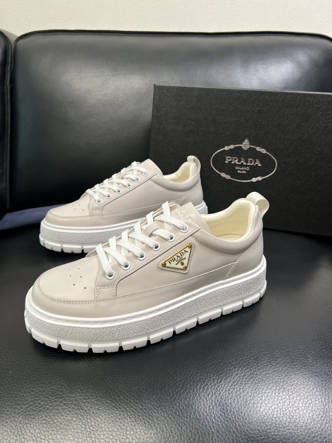 Prada 顶级工艺品，普拉达 专柜同步，原厂配置意大利进口牛皮面料，进口牛皮内里垫，透气舒适，鞋底：原