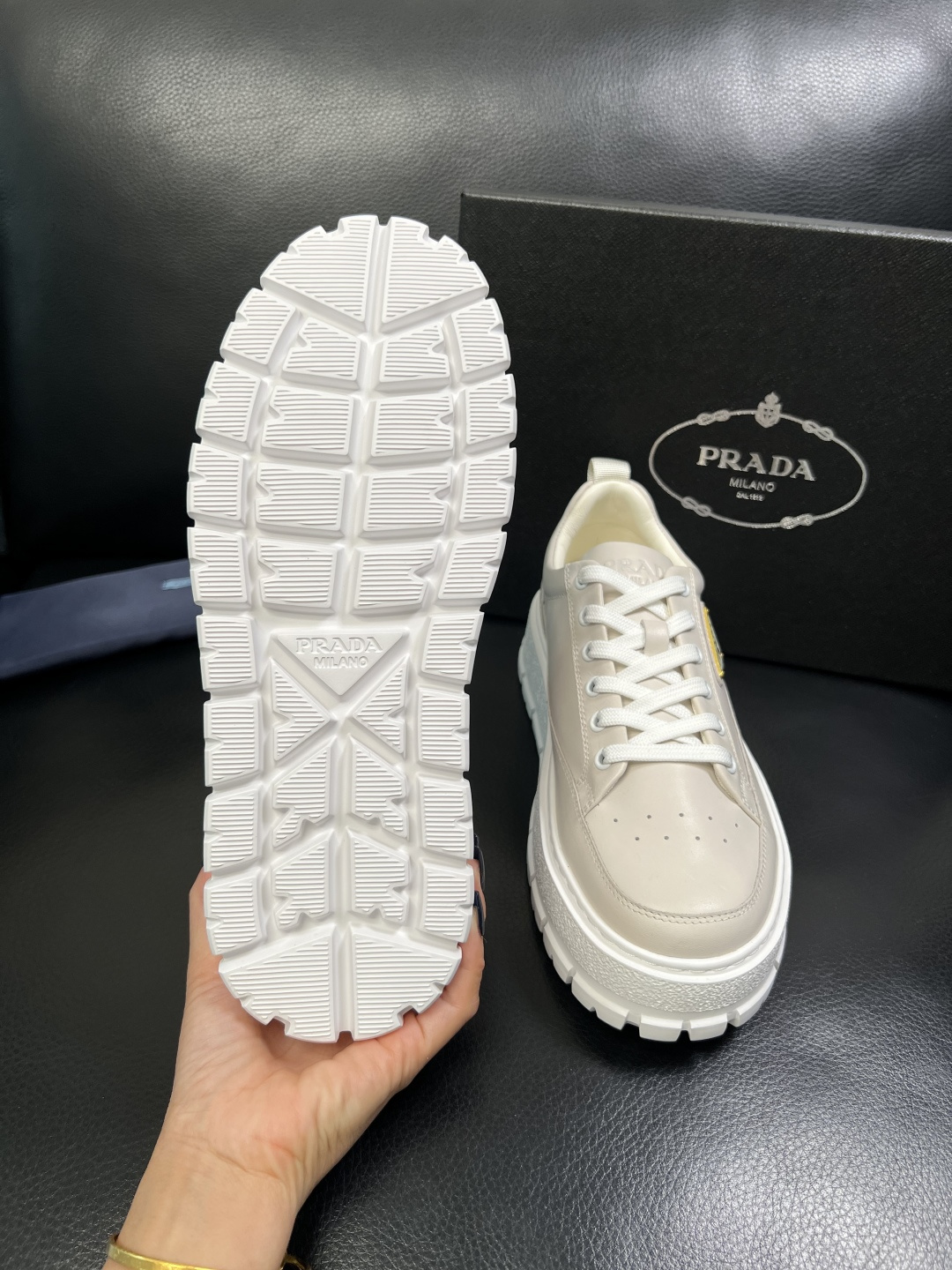 Prada 顶级工艺品，普拉达 专柜同步，原厂配置意大利进口牛皮面料，进口牛皮内里垫，透气舒适，鞋底：原