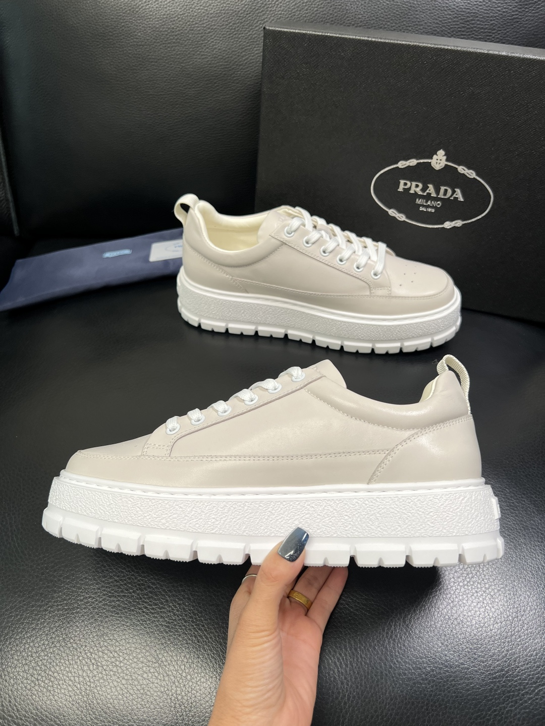 Prada 顶级工艺品，普拉达 专柜同步，原厂配置意大利进口牛皮面料，进口牛皮内里垫，透气舒适，鞋底：原