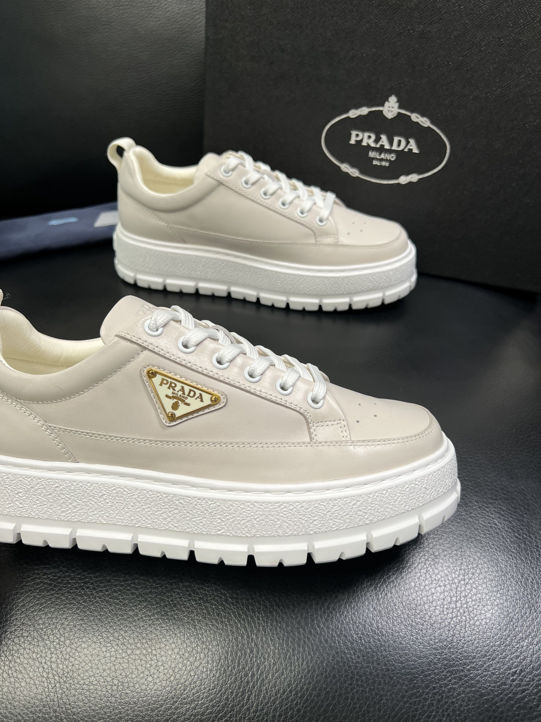 Prada 顶级工艺品，普拉达 专柜同步，原厂配置意大利进口牛皮面料，进口牛皮内里垫，透气舒适，鞋底：原