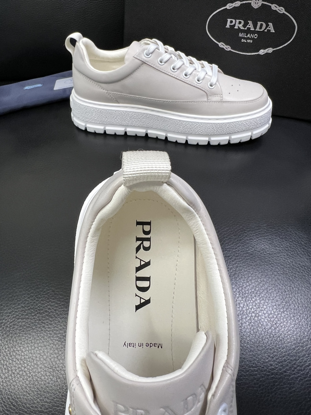 Prada 顶级工艺品，普拉达 专柜同步，原厂配置意大利进口牛皮面料，进口牛皮内里垫，透气舒适，鞋底：原