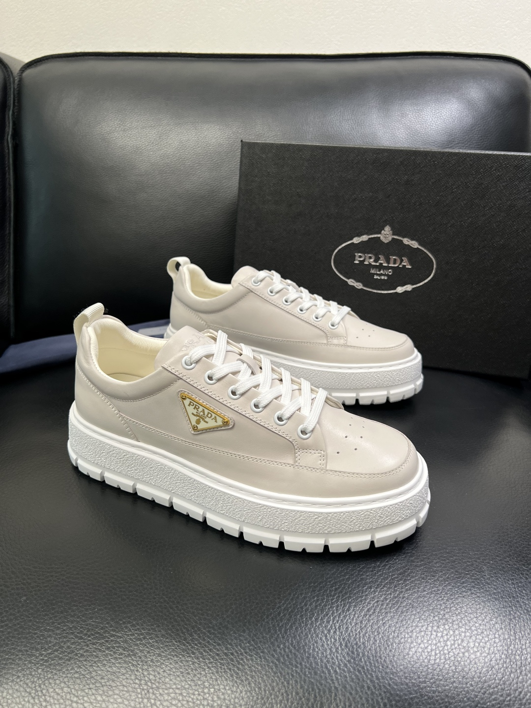 Prada 顶级工艺品，普拉达 专柜同步，原厂配置意大利进口牛皮面料，进口牛皮内里垫，透气舒适，鞋底：原