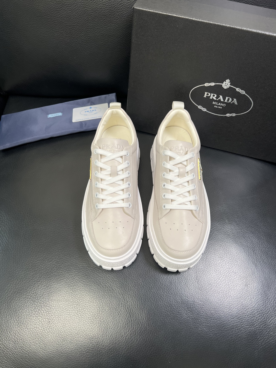 Prada 顶级工艺品，普拉达 专柜同步，原厂配置意大利进口牛皮面料，进口牛皮内里垫，透气舒适，鞋底：原