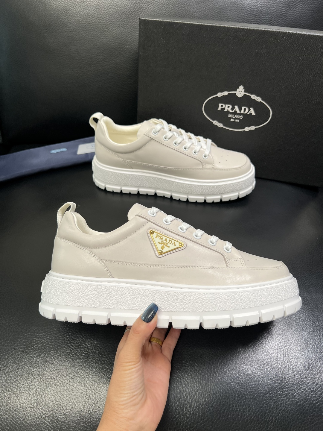 Prada 顶级工艺品，普拉达 专柜同步，原厂配置意大利进口牛皮面料，进口牛皮内里垫，透气舒适，鞋底：原