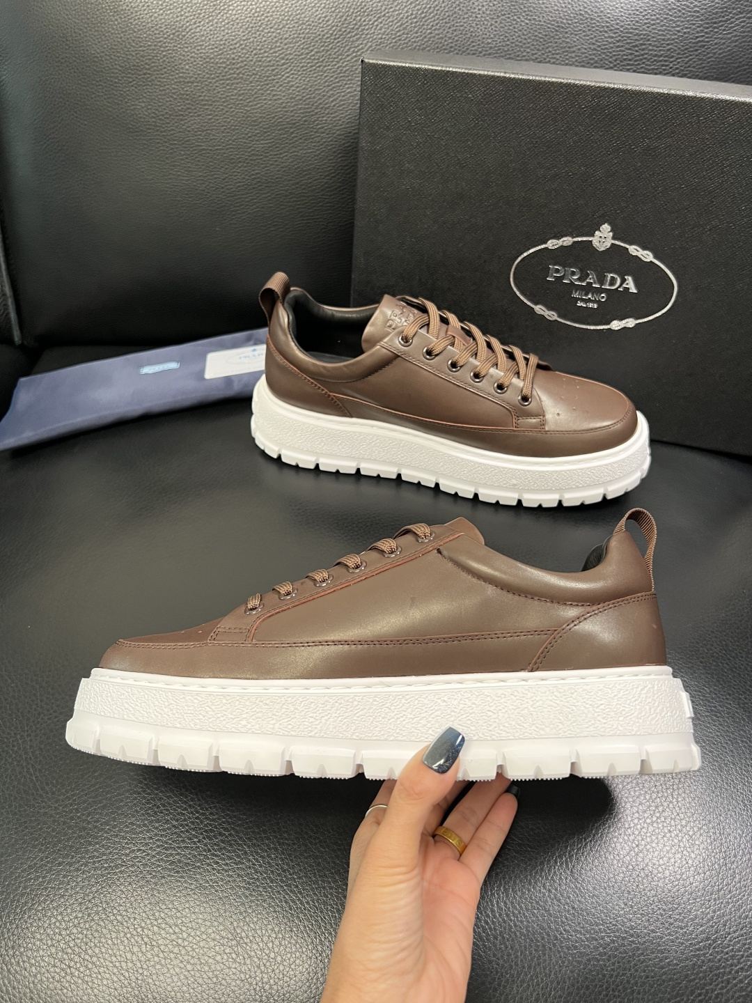 Prada 顶级工艺品，普拉达 专柜同步，原厂配置意大利进口牛皮面料，进口牛皮内里垫，透气舒适，鞋底：原