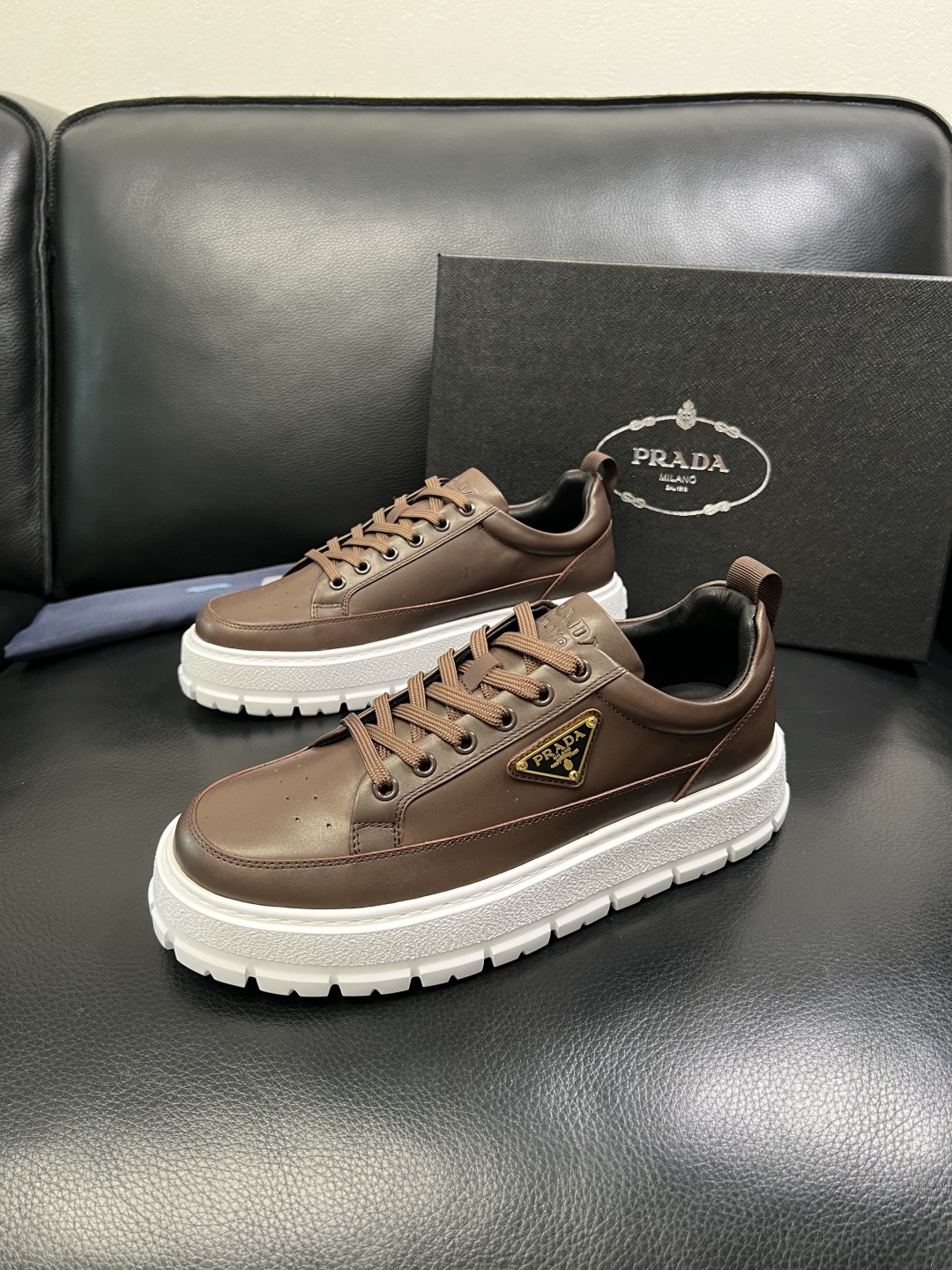 Prada 顶级工艺品，普拉达 专柜同步，原厂配置意大利进口牛皮面料，进口牛皮内里垫，透气舒适，鞋底：原