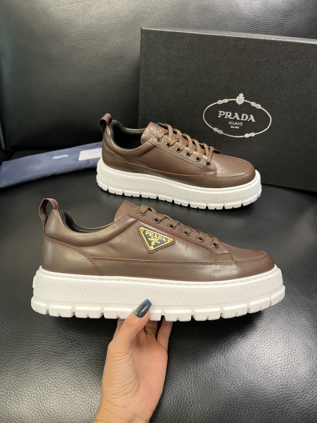 Prada 顶级工艺品，普拉达 专柜同步，原厂配置意大利进口牛皮面料，进口牛皮内里垫，透气舒适，鞋底：原