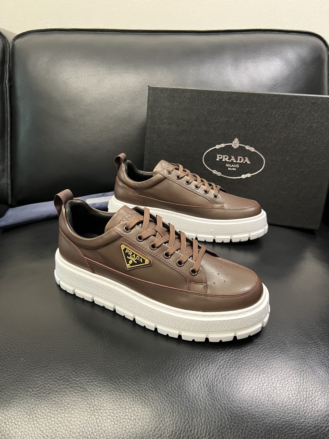 NO:579557,Prada top handicrafts, synchronized with Prada counters, original factory configuration of cowhide fabric imported from Italy, imported cowhide lining, breathable and comfortable, soles specially provided by the original factory, original factory and single goods, high quality, welcome to compare, code number 38-44 (customized 45),, prada, prada, cowhide19860909Prada 顶级工艺品,普拉达 专柜同步,原厂配置意大利进口牛皮面料,进口牛皮内里垫,透气舒适,鞋底原厂特供原版底,原厂跟单货 高品质 欢迎对比,码数 38-44（订做 45）,,prada,prada,cowhide,Men's shoes