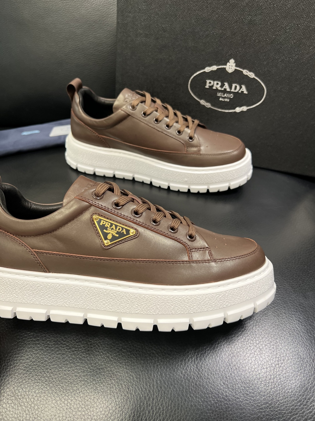 Prada 顶级工艺品，普拉达 专柜同步，原厂配置意大利进口牛皮面料，进口牛皮内里垫，透气舒适，鞋底：原