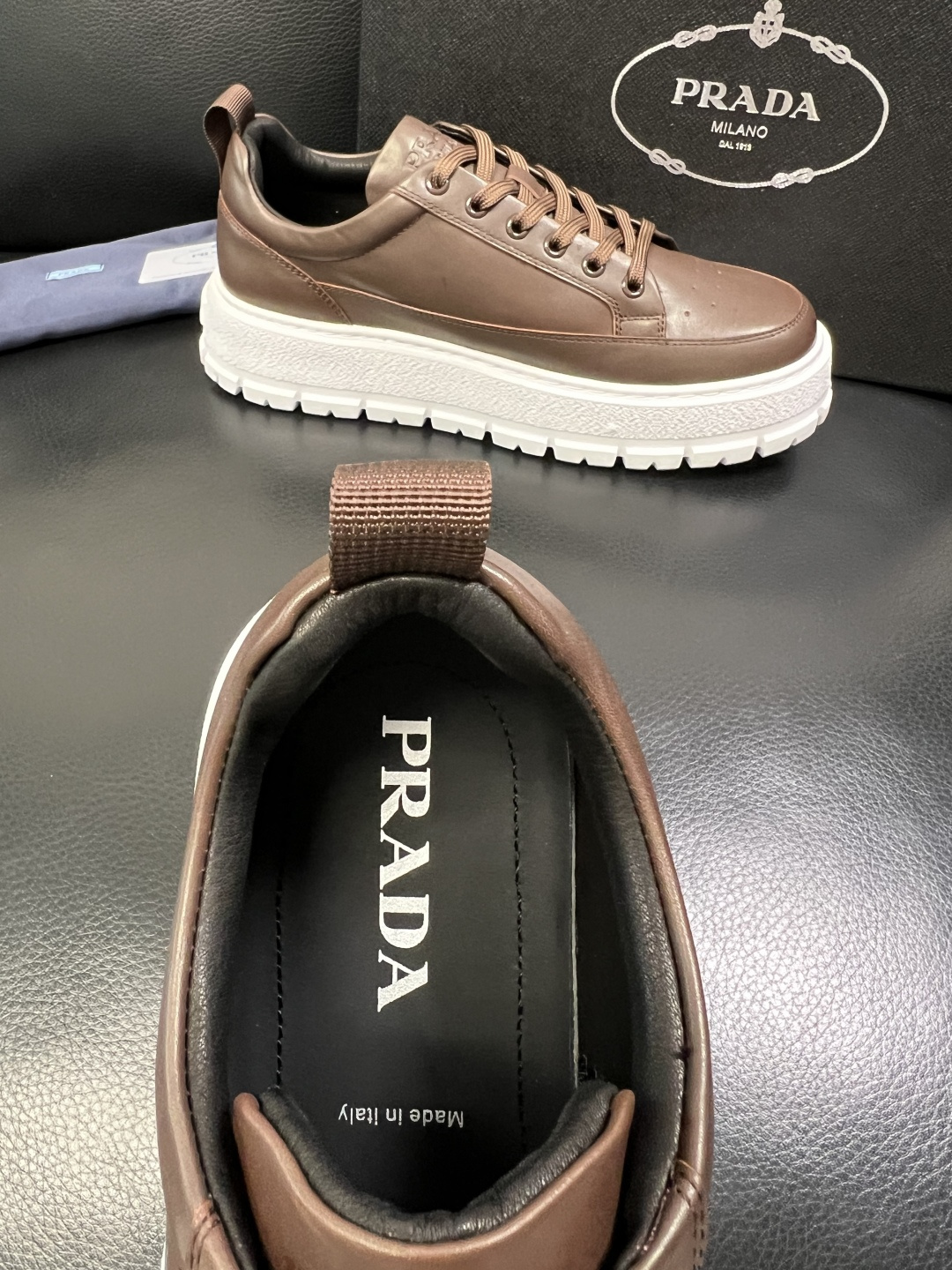 Prada 顶级工艺品，普拉达 专柜同步，原厂配置意大利进口牛皮面料，进口牛皮内里垫，透气舒适，鞋底：原