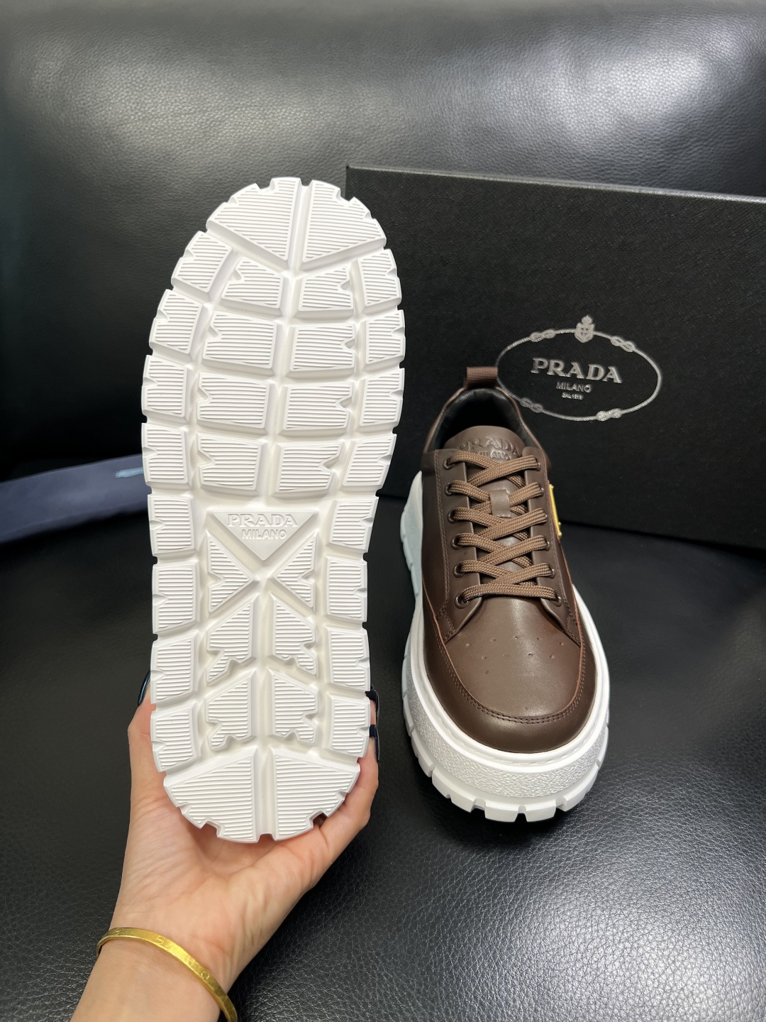 Prada 顶级工艺品，普拉达 专柜同步，原厂配置意大利进口牛皮面料，进口牛皮内里垫，透气舒适，鞋底：原