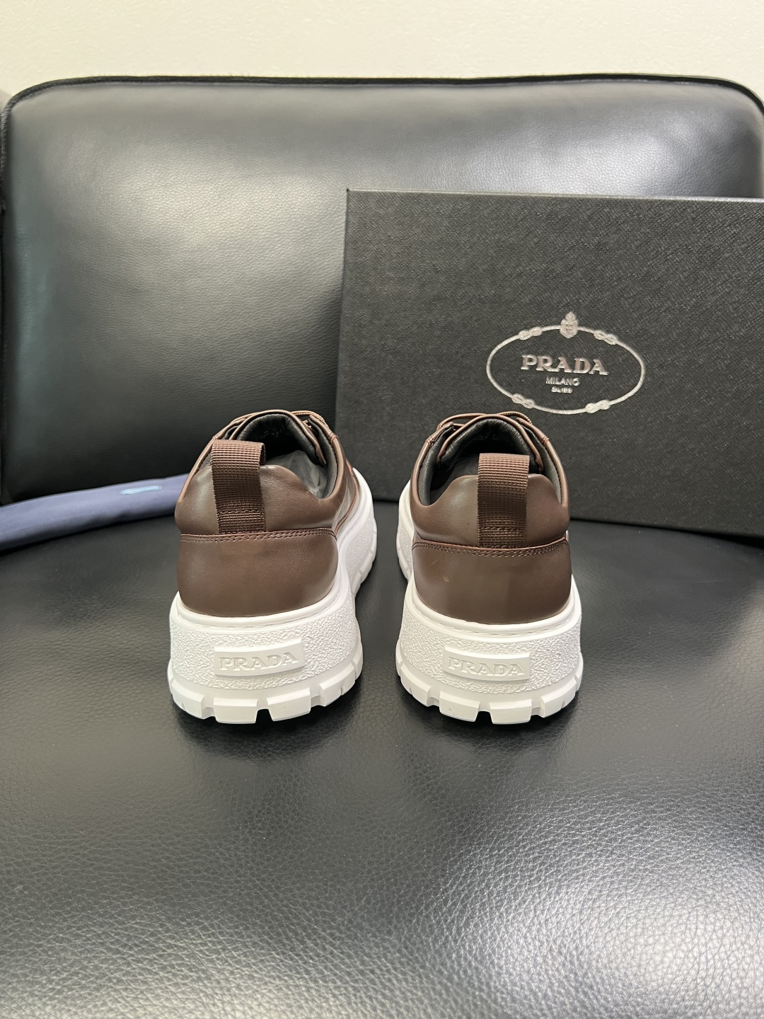 Prada 顶级工艺品，普拉达 专柜同步，原厂配置意大利进口牛皮面料，进口牛皮内里垫，透气舒适，鞋底：原