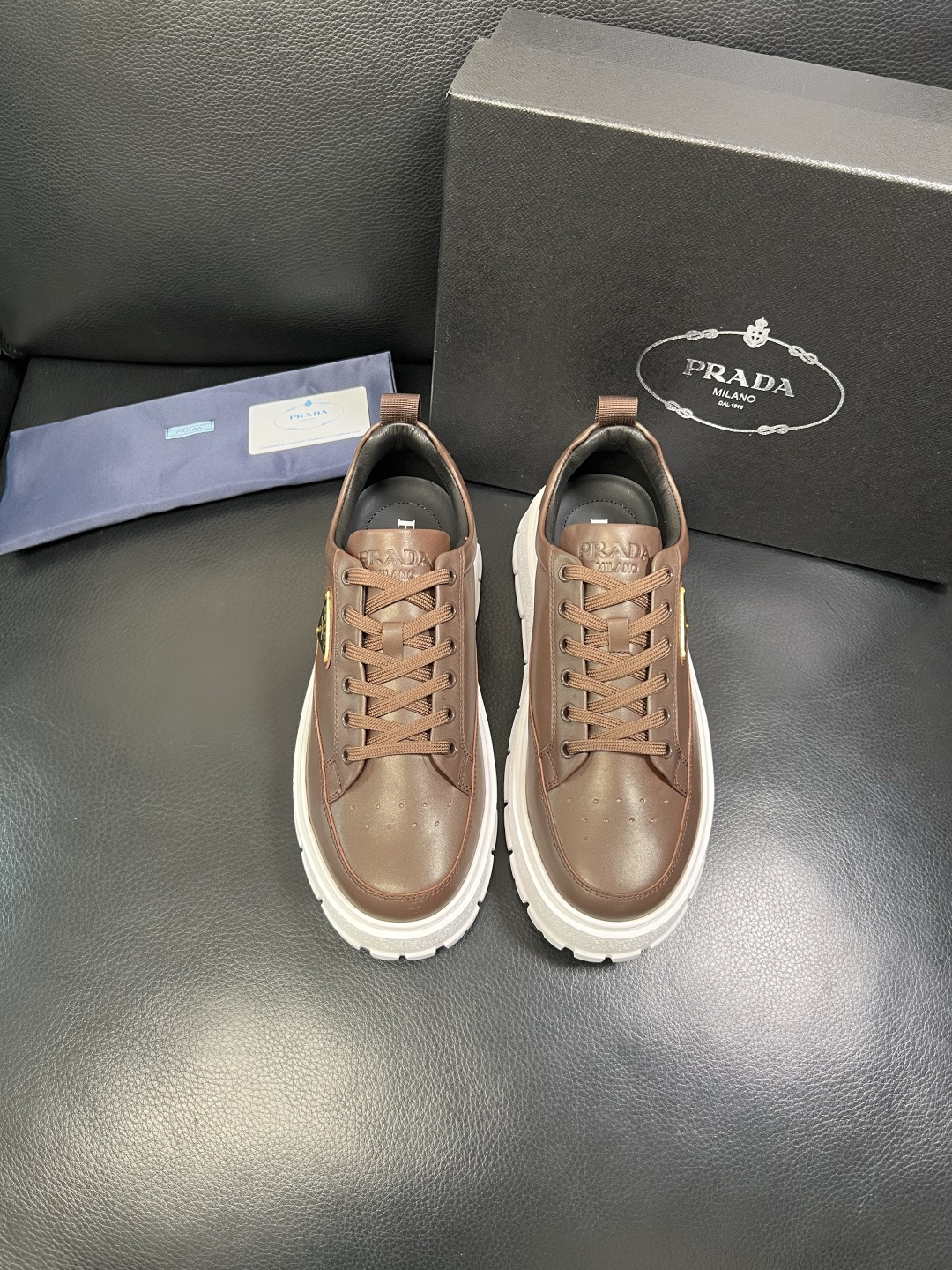 Prada 顶级工艺品，普拉达 专柜同步，原厂配置意大利进口牛皮面料，进口牛皮内里垫，透气舒适，鞋底：原