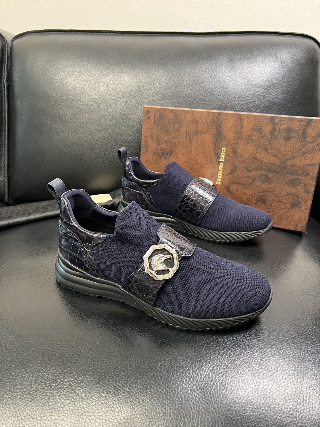 NO:579560,StefanoRicci's high-quality top craftsmanship, Stefano Ricci's counter new products are synchronized, uppers are imported cowhide fabrics from Italy, imported water-dyed cowhide linings, soles are specially provided by the original factory, exclusive movable molded soles are super comfortable, original factory and single goods, high quality, welcome to compare, code number 39-44 (customized 38 45),,cowhide19860909StefanoRicci 高品质 顶级工艺品史蒂芬 劳尼治 专柜新品同步,鞋面意大利进口牛皮面料,进口水染牛皮内里垫,鞋底原厂特供原版底,独家活动成型底超级舒适,原厂跟单货, 高品质,欢迎对比,码数 39-44（订做 38 45）,,cowhide,Men's shoes