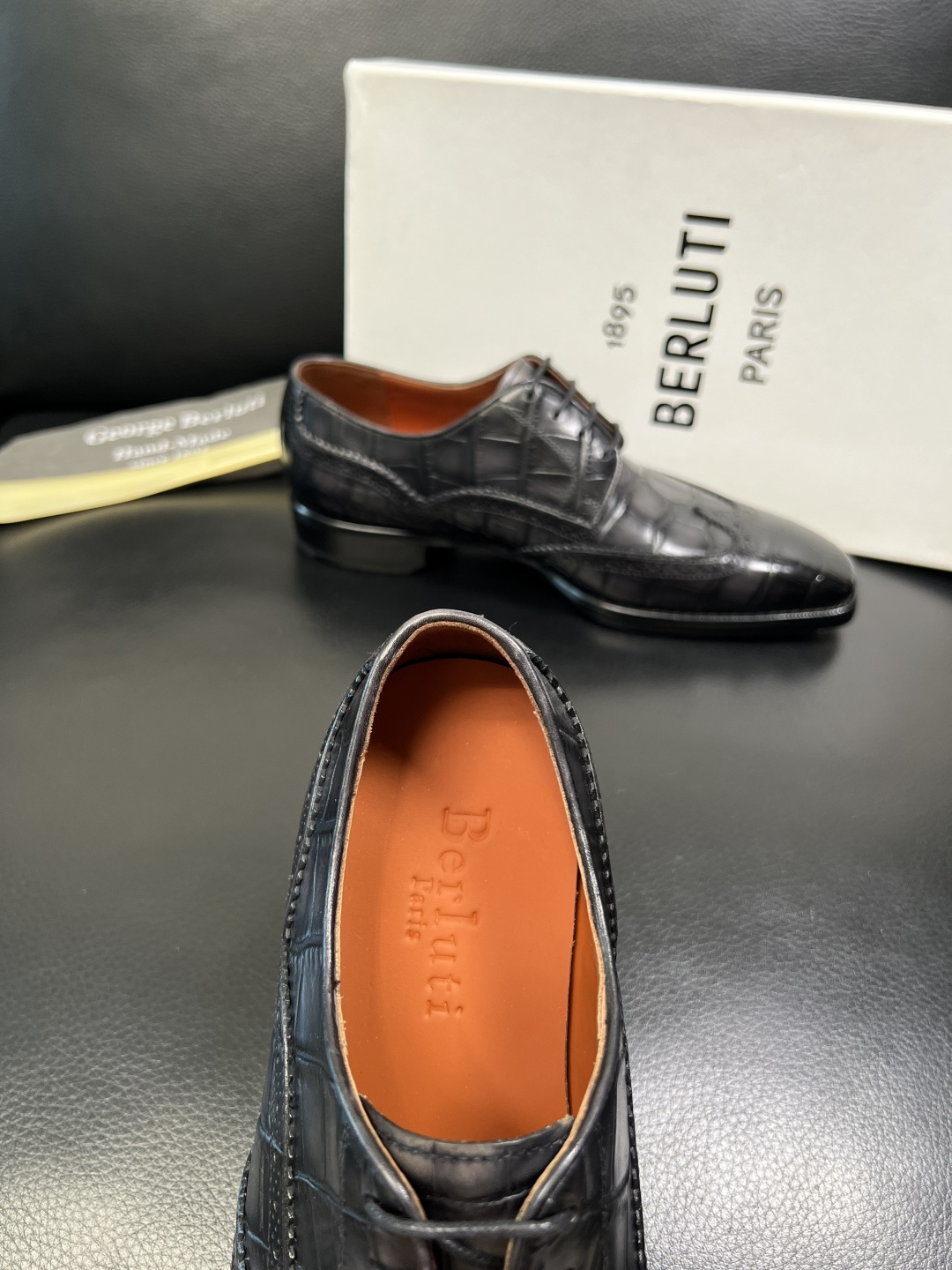 Berluti 顶级代购 布鲁提 专柜同步发售原厂配置，意大利进口牛皮面料，全进口水染牛皮里垫，鞋底：原