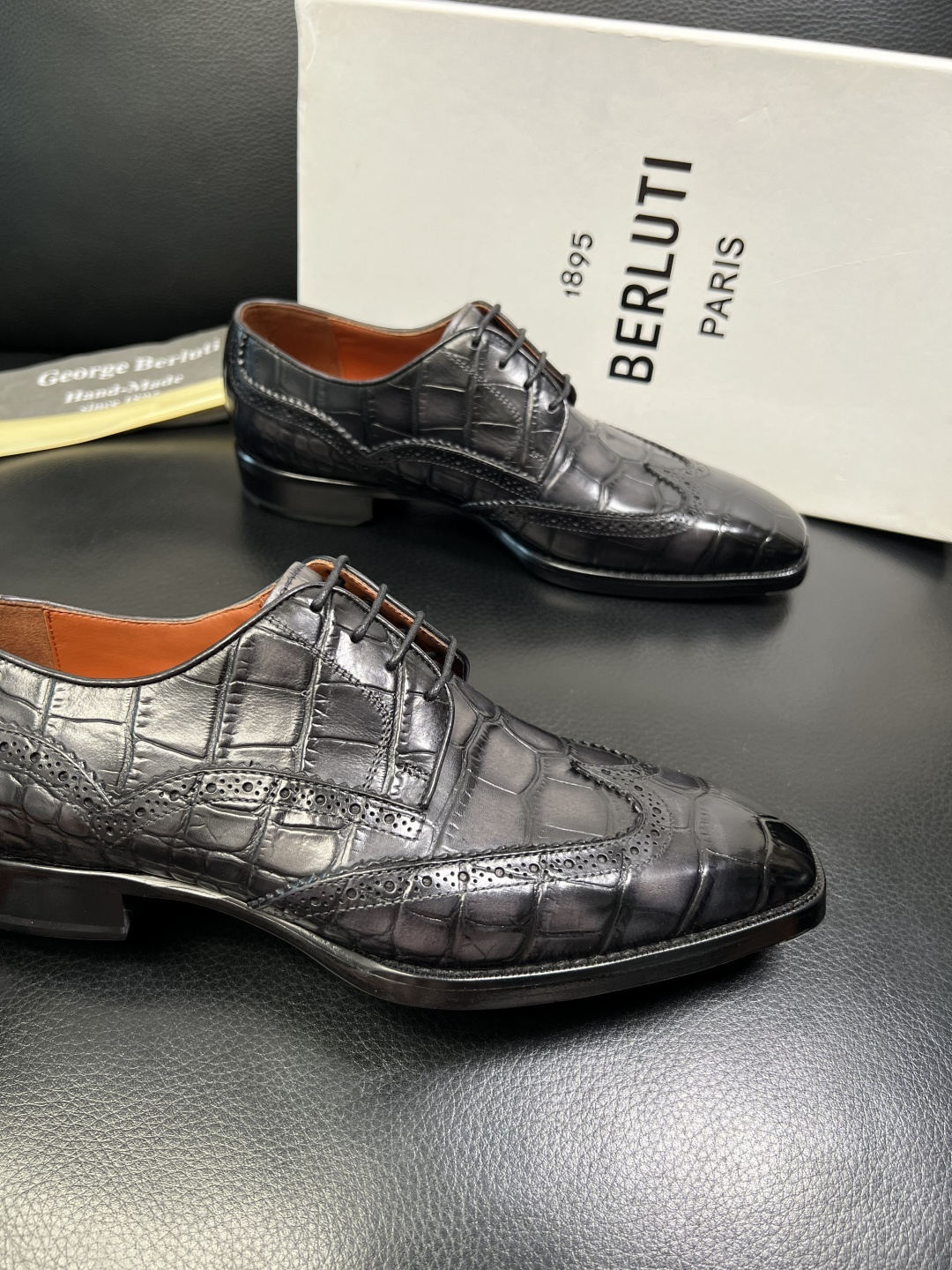 Berluti 顶级代购 布鲁提 专柜同步发售原厂配置，意大利进口牛皮面料，全进口水染牛皮里垫，鞋底：原