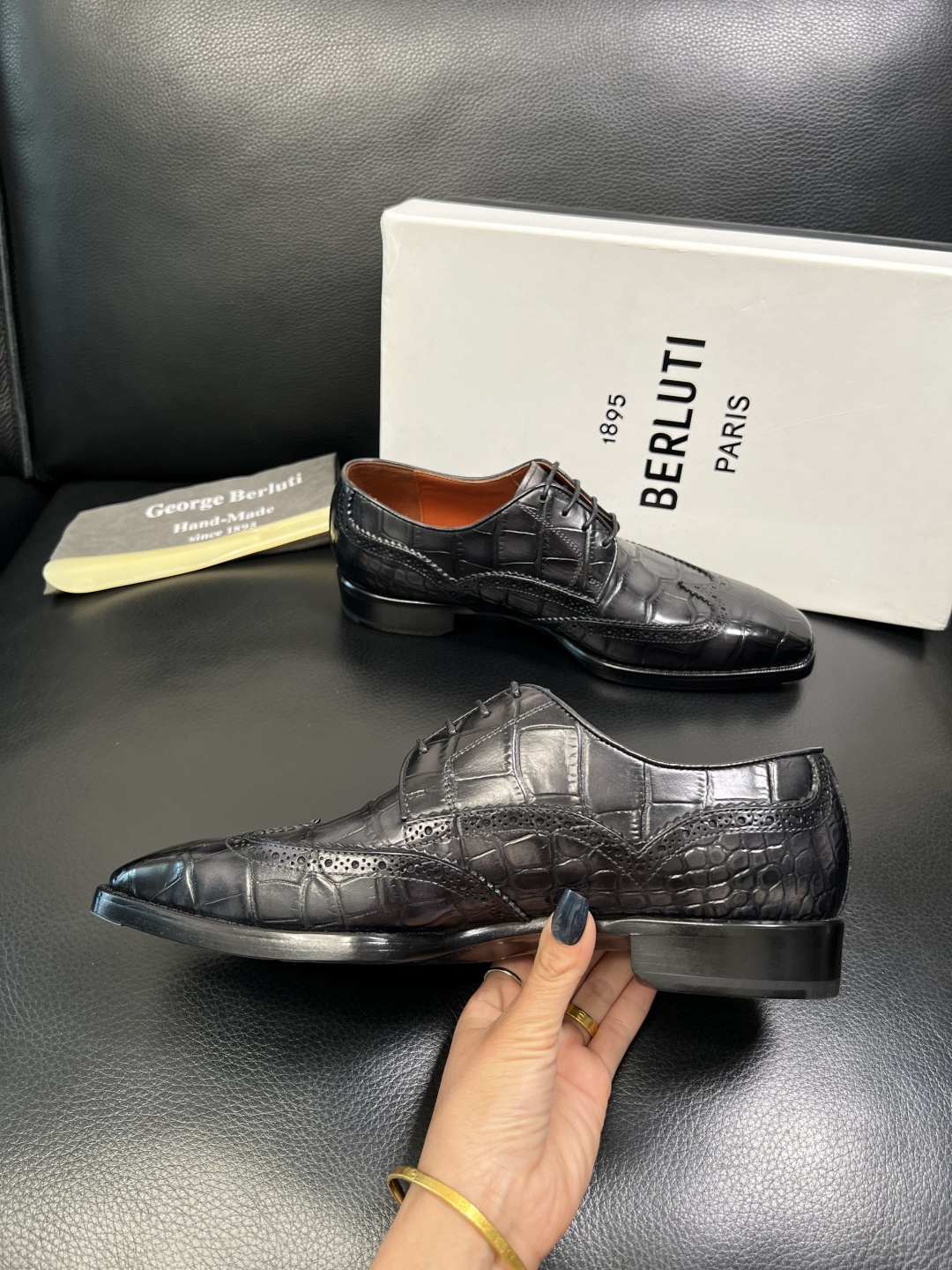 Berluti 顶级代购 布鲁提 专柜同步发售原厂配置，意大利进口牛皮面料，全进口水染牛皮里垫，鞋底：原