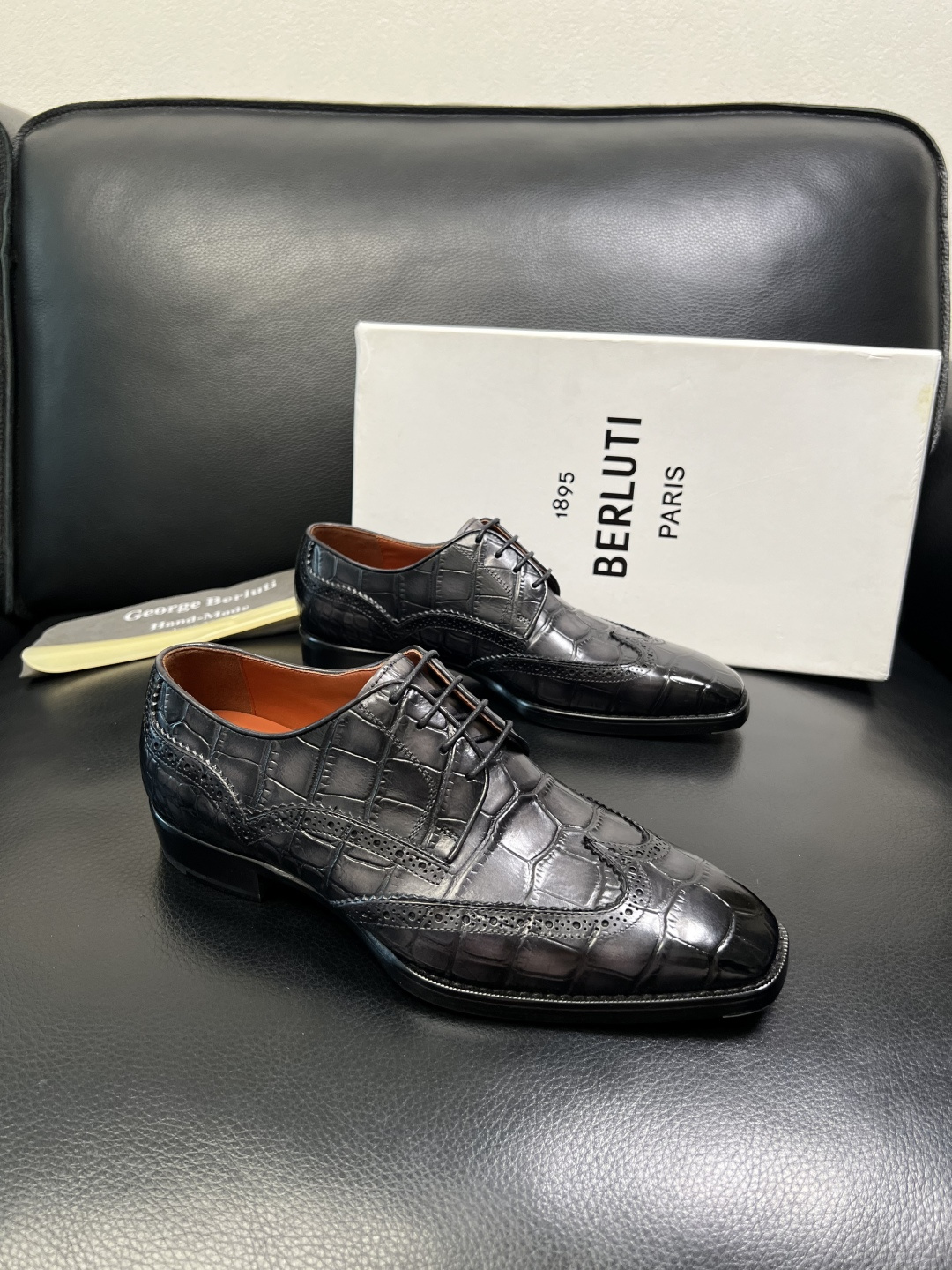 Berluti 顶级代购 布鲁提 专柜同步发售原厂配置，意大利进口牛皮面料，全进口水染牛皮里垫，鞋底：原